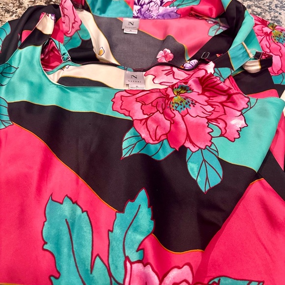 Natori Vibrant Floral Robe and gown - Pink, Black, Teal - Picture 8 of 8